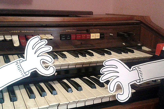 La Mano, tocando el órgano psicodélico