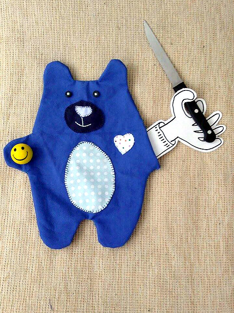 La Mano, no más empuñando un cuchillo