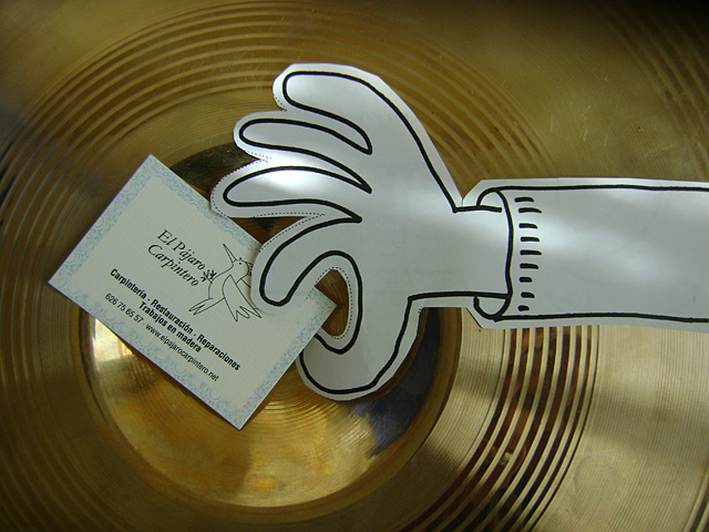 La Mano, no más con una tarjeta de visita