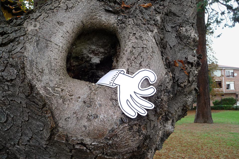 La mano, no más, Dentro del agujero de un árbol